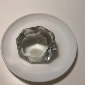 Glas diamant  - Den är gjord av glas och man kan hänga den för den har två hål på sidorna