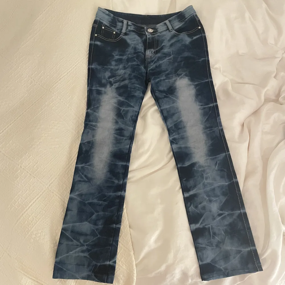 Coolaste byxorna 🥹 har tryck bak på fickorna och fint mönster i blåa färger, jeansmaterial men lite mjukare! Är lågmidjade och raka. Jeans & Byxor.
