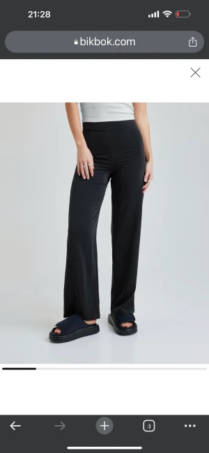 Oanvända byxor från bikbok  - Jag är stl M, dessa är jättesmå i storlek.  Storlek 42. Köpte för 399kr. Oanvända. 