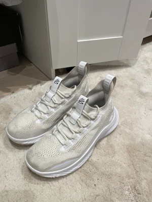Curry 8 Flow (white)  - Säljer Curry 8 Flow (Vita) blivit för små, bara använt dom några basketmatcher. Det vita har blivit lite mörkare men kan lätt tvättas bort( kan själv inte göra det för har ingen tid över) och dom är Jätteee sköna outsole är gjort av nån foam. (Storlek 41) bank konto funkar ej tar emot kontant endast möter upp i stockholm.