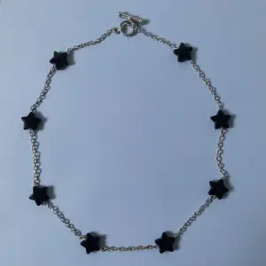 Super fint halsband i rostfritt stål med svarta stjärnor.  -handgjort och oanvänt-
