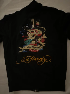 Ed Hardy kofta - En svart zip kofta med tryck på ryggen, storlek M💗 aldrig använd innan men säljer eftersom den inte kommer till användning 