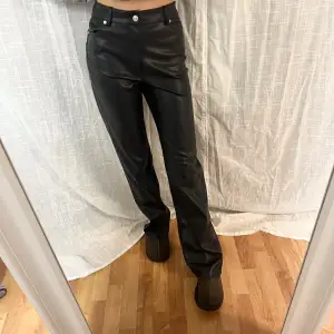 Skinn/Läder imiterade byxor från Zara, dem är raka i modellen och mid waist. Storlek 34, säljer då dem inte kommer till användning