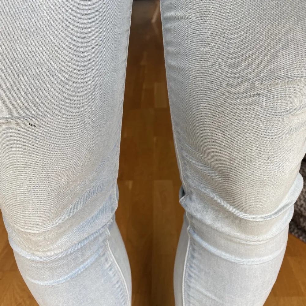 Supersköna jeans från Bershka. Det finns några små svarta fläckar på benen.  100kr inklusive frakt. Jeans & Byxor.