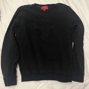 Guess Sweatshirt  - Guess Sweatshirt i svart Strl M I gott skick