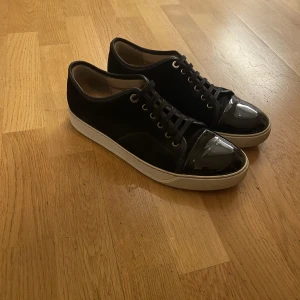 Lanvin skor - Tja! Säljer nu mina lanvins då dom inte kommer till användning. Det är UK 9 vilket motsvarar 43-44. Box medföljer. Bara höra av er om ni vill ha fler bilder eller om ni har någon fråga!