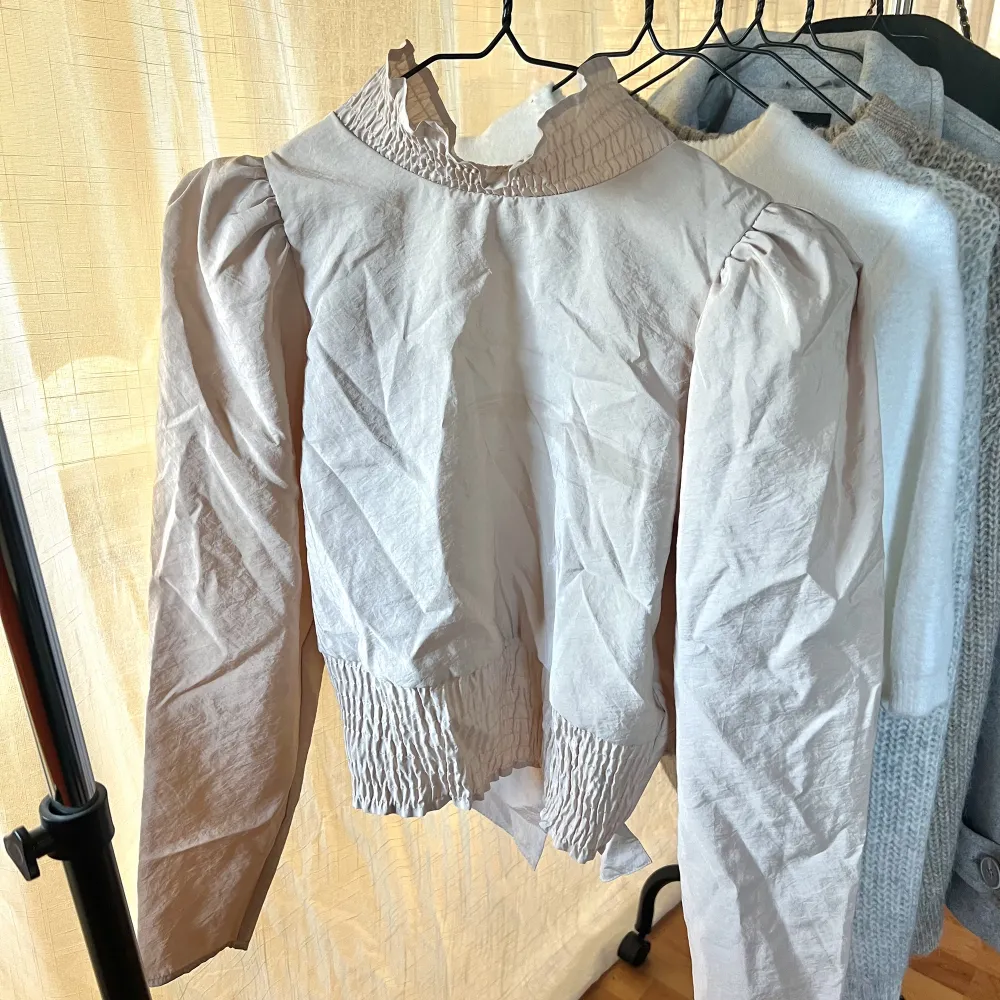 Jätte fin beige topp från Gina med öppen rygg, storlek 36/S. Använd ca 3 gånger så den är som ny. Säljer då den inte kommer till användning!. Blusar.