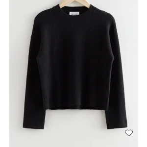 Stickad tröja - Snygg stickad tröja från & other stories. Använd fåtal gånger och kommer tyvärr inte till använding! 🖤🖤