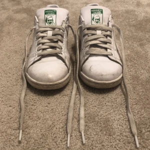 Stan Smith skor - Säljer dessa stan Smith skor pga att dem blivit för små. Skorna är användna och det märks tex på skosnörena. 