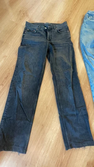 -svarta jeans- - Svarat straight jeans, Liw waist! Från Gina tricot! 