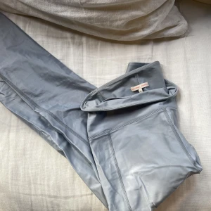 Träningstights Filippa K - Världens snyggaste träningstights från Filippa K. Passar. XS-M. Har någon väldigt liten fläck och några små slitningar. Sparsamt använda. Nypris omkring 1200. 