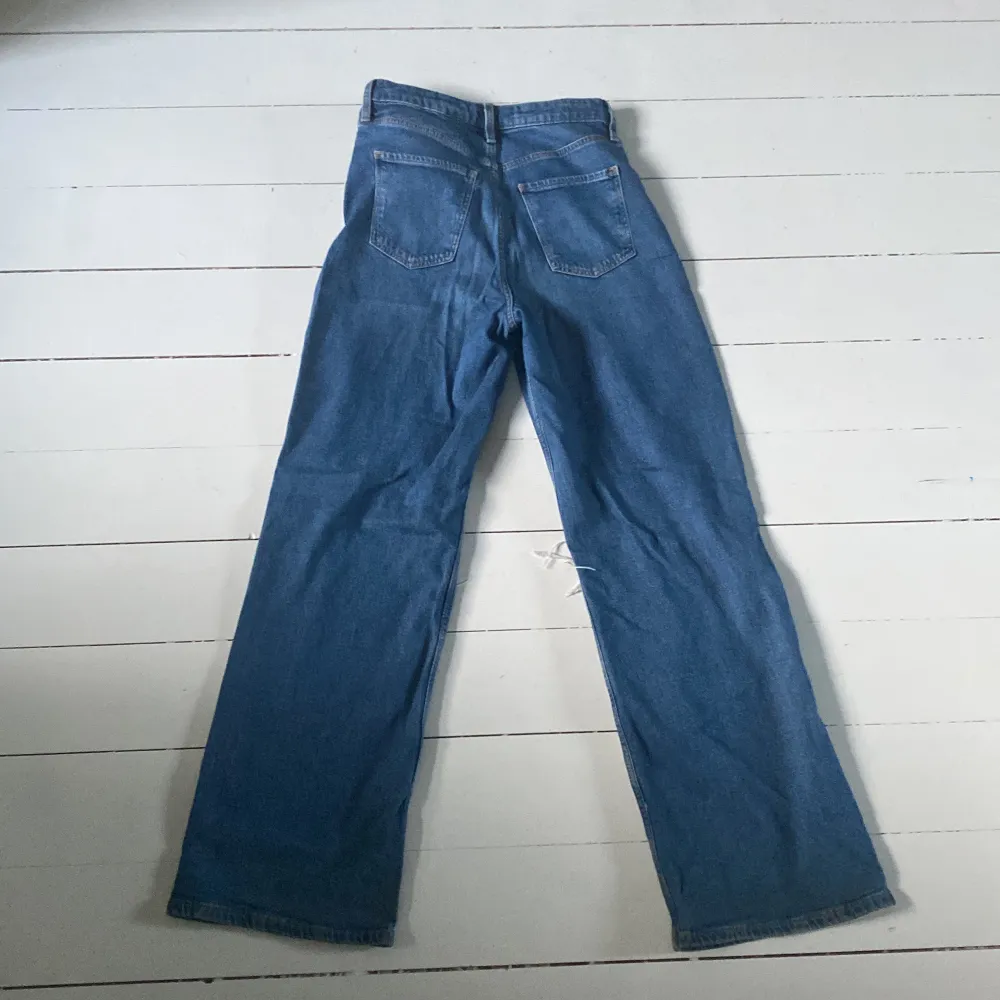 Ett par jeans från H&M storlek 158 på barnstotlek. Samma skick som från när jag köpte dem ❤️. Jeans & Byxor.