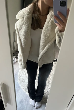 Jacka  - Säljer denna nästan helt oanvända jackan från NAKD. Köpt för 700kr o säljer den för 400kr. Skriv privat för mer information och bilder