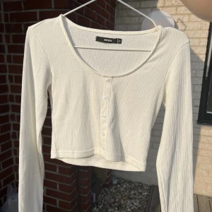 Långärmad tajt tröja från Bik Bok - En jätte fin långärmad tröja från Bik Bok. Kroppad med en urringad. Ribbat material. Jätte fin till vardags eller fest💕 Du står för frakten 
