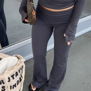 mörkgrå yogapants - Säljer dessa jättefina yogapants från Gina! Skriv för fler bilder💌