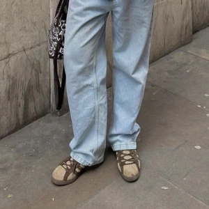 Adidas skor  - Ett par adidas spezial som jag säljer pga att dom tyvärr inte passar. Använt dom bara en gång :)      ordinarie pris 1 199kr