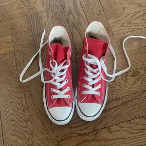 Röda converse - Äkta Röda converse som ser helt oanvända ut (endast använd fåtal gånger). Säljer då de är alldelesför små för mig. Skriv vid frågor och det går att att föreslå nytt pris💕