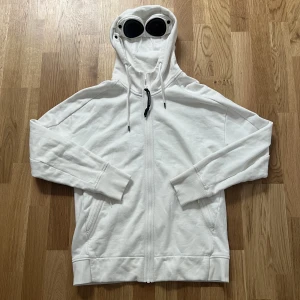 Cp company zip stl M - Säljer nu denna sjukt snygga zipen som är perfekt till hösten | Skick 9/10 | Nypris 2699 kr | Mitt pris 999 kr | Hör av er vid minsta lilla fundering!🤝 