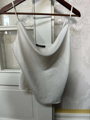 Linne från Gina tricot - Linne i satin från Gina tricot tror inte det går att köpa längre. Bara provat, 150kr