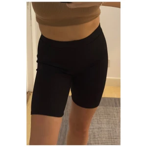 Cykel byxor - • Svarta ribbade cykelbyxor från h&m • Använd - i gott skick • 50kr + frakt ❗️Köparen står för frakt❗️