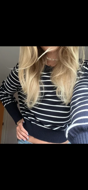 Snygg randig tröja  - Randig tröja från United colors of benetton, köpt för 800kr men endast använd cirka 3 gånger (i nyskick) 