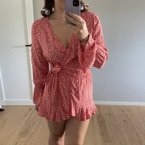 Byxdress  - Blommig byxdress med kjol över i omlott. Köpt från new torkar men aldrig använd.