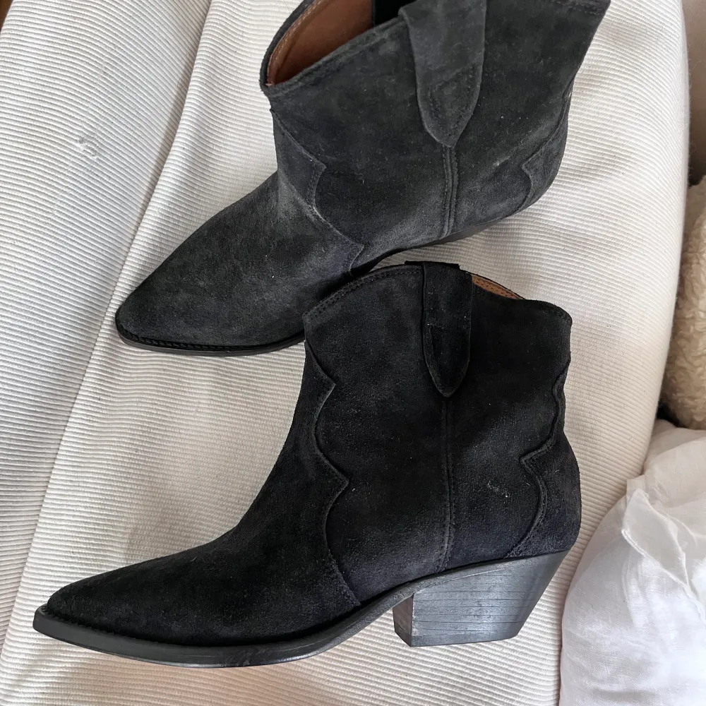 Oanvända boots från Isabel Marant, modell Dewina. Inköpt förra hösten på Miinto för 5.999 kr  Provade de dock aldrig, så när jag väl skulle använda de så insåg jag att de var för smala över foten.. Skor.