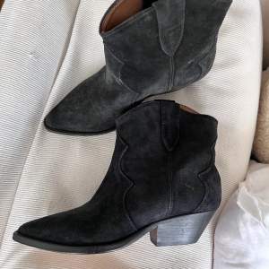 Oanvända boots från Isabel Marant, modell Dewina. Inköpt förra hösten på Miinto för 5.999 kr  Provade de dock aldrig, så när jag väl skulle använda de så insåg jag att de var för smala över foten.