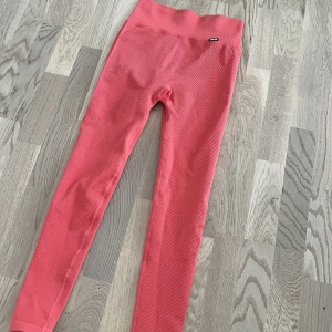 Träningstights Stronger - Helt oanvända Träningstights från Stronger. Skitsnygg peach-färg och bra kvalité. Originalpris 599. Mitt pris: 350kr. Pris kan diskuteras vid snabb affär. Köpare står för frakt