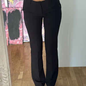 Lågmidjade kostymbyxor  - Oanvända, oöppnade kostymbyxor från Neo Noir. Råkade beställa hem dubbla par. Storlek 36 - 699kr nypris