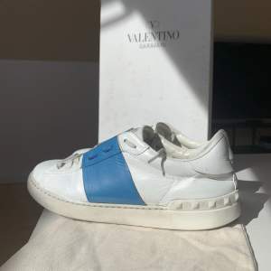 Valentino skor Cond 7/10 repainted Size 41.5 Pris.2799:- Nypris. 6500 Allt og☘️ Skriv privat för mer frågor 