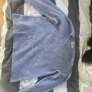 Blå stickad tröja - Denna tröja är använd max 5 ggr så man kan säga att den är som ny, jätte skön och bra till hösten. 🌸