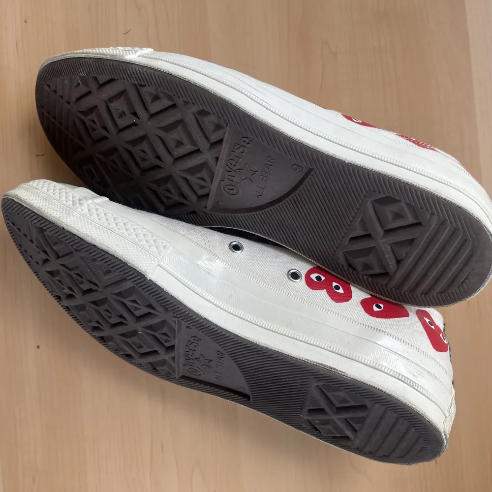 CDG Play x Converse All Star low  Väldigt bra skick, så gott som nya. Använda ett fåtal gånger på grund av fel storlek.   Färg: Off-white  Storlek: 43 . Skor.