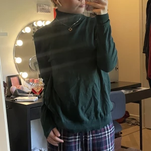 Stickad polo tröja  - En så fin stickad polo tröja perfekt nu till hösten, hyfsat tunn och otroligt skön! Bra skick!! Tryck på Köp nu eller kontakta mig vid frågor/ Sammfrakt 💗