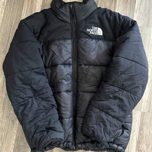 Säljer min North Face jacka som är i mycket bra skick då jag bytt stil. Nypris är 2700kr, storlek M och är perfekt nu inför hösten/vintern! Pris kan diskuteras vid snabb affär!