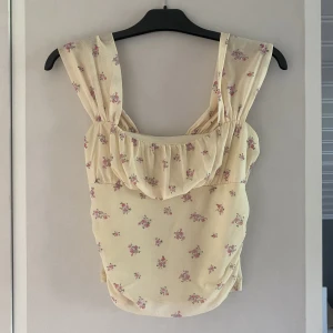 Gina Tricot topp - Jättefin topp ifrån gina som bara är använd 1 gång 💛