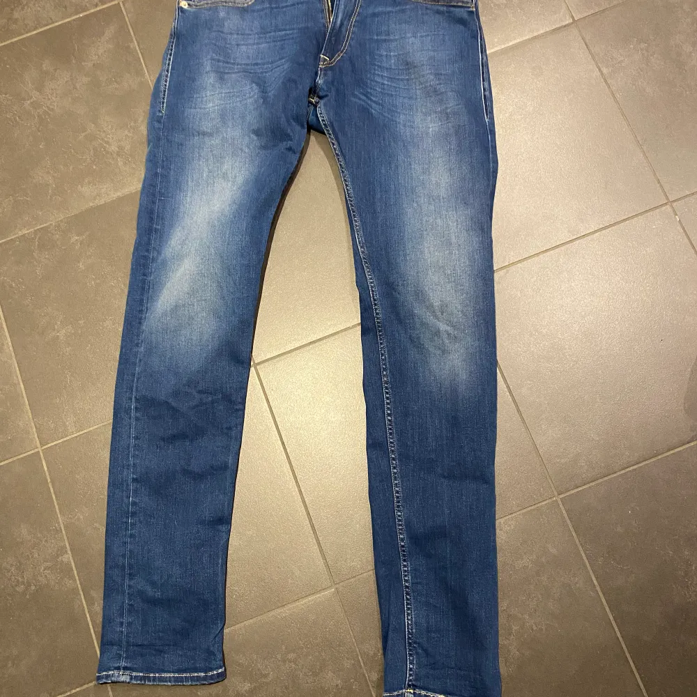Säljer mina skit snygga replay jeans i storlek 32. Jeansen är i fint skick. Har du några frågor eller funderingar så är det bara att höra av dig/// Olle. Jeans & Byxor.