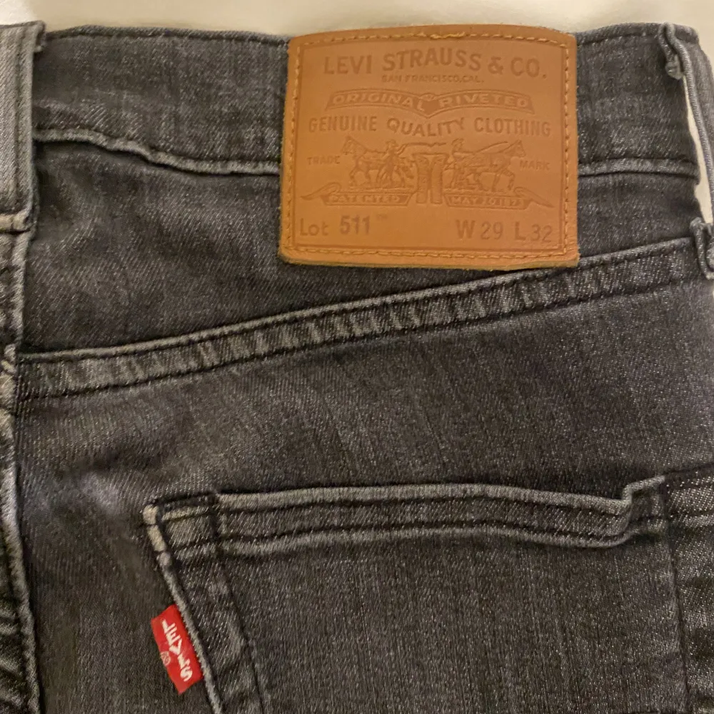 Gråa Levis jeans model 511 väldigt bra skick, slim fit. Trendiga just nu och nypris 1300kr. Jeans & Byxor.