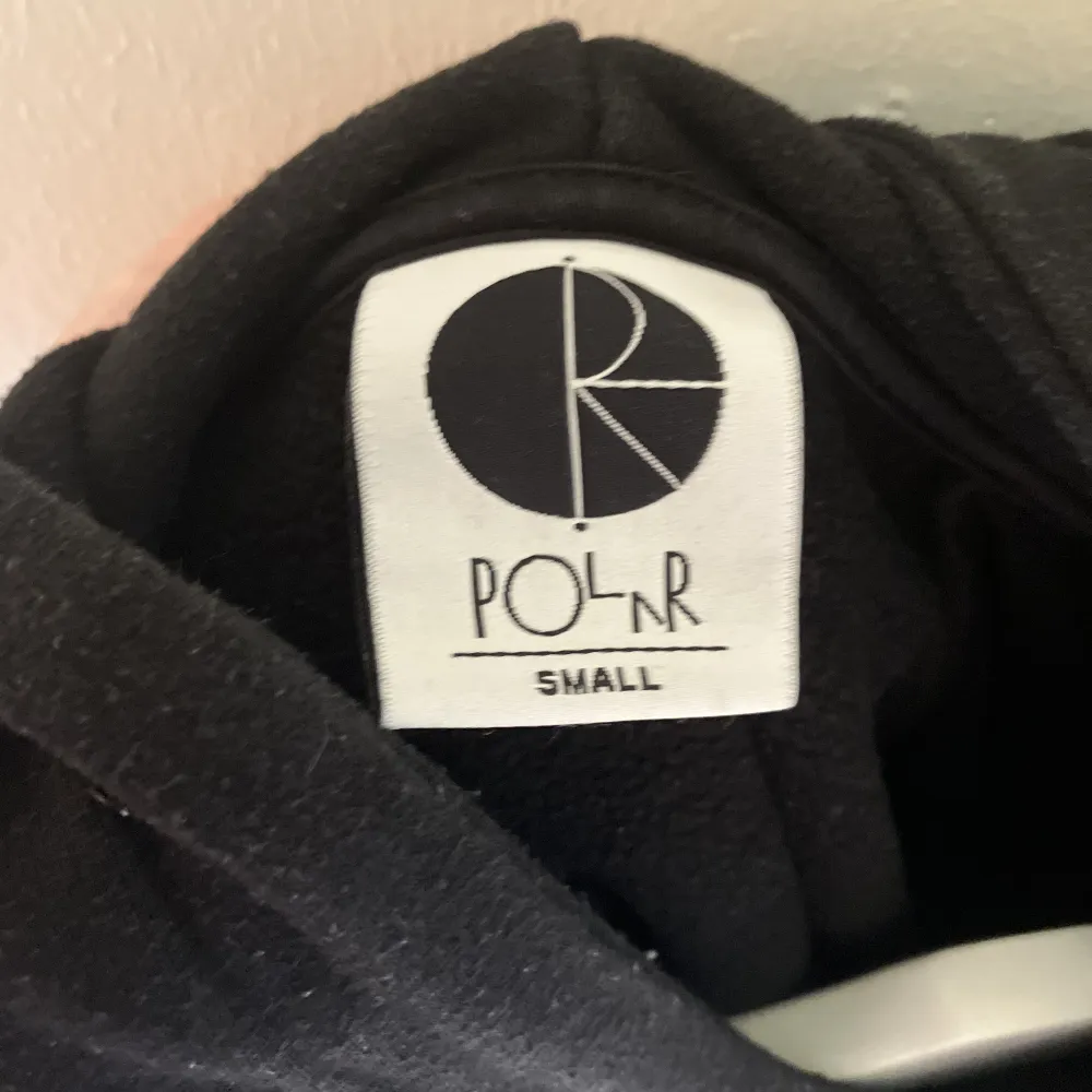 Fin Polar hoodie i storlek S som är köpt från Junkyard. Den har knappt använts då den var för liten på mig, den har inget slitage . Hoodies.
