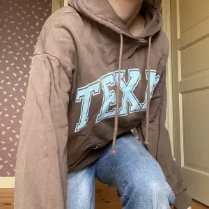 Brun hoodie från Subdued med blå text ”Texas”♥️