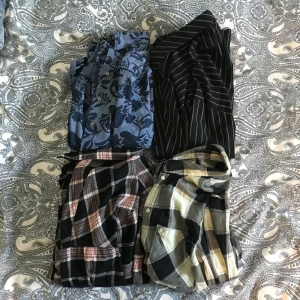 skjortor! - fint skick! flanellskjortan och den rutiga är i strl XS (båda från H&M), den svartrandiga är XXL (men sitter som M typ), den blå är 36 (gant). en för 20 kr eller alla för 60 kr
