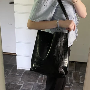 Väska - Väska från Carin Wester, köpt på Åhlens❤️ Den har justerbart axelband och det finns en ficka inuti.  Väskan stängs med en knapp❤️ Köpt för 500kr ❤️‍🔥❤️‍🔥