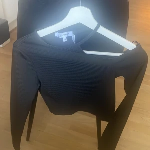 Halv ärmad topp  - En svart halv ärmad topp, aldrig använd. Stolek S 