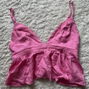 Rosa topp  - Söt rosa topp/linne med peplum/volang! 