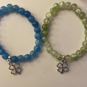 Armband💓 - Säljer jättegulliga armband för endast 23 kr st💓det finns bara den gröna kvar