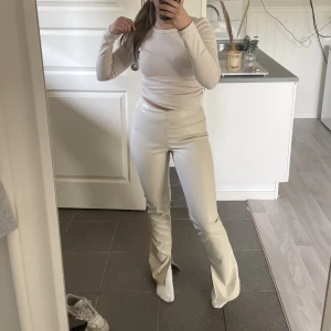 Skinnbyxor mid waist - Beiga skinnbyxor i en medelhög midja från hm. Storlek 34, säljs pga dem inte används längre.