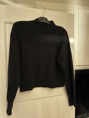 Stickad tröja  - Obs ljusstyrka höjd för att se detaljer, tröjan är svart! Väl använd stickad tröja, bra skick 