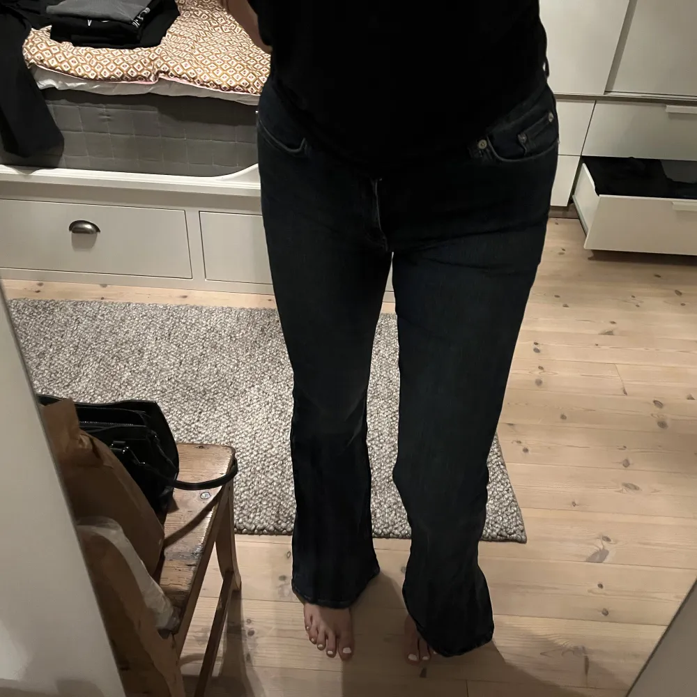 Knappt använda bootcut jeans. Etiketten bak har gått upp, se bild! Slits i benet. Jeans & Byxor.