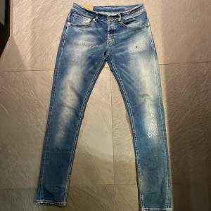 Schyssta Dondup jeans i modellen George slim fit. Nypris 2800kr på NK. Cond 9/10.