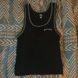 svart croppat linne - superfint och bekvämt croppat linne i xs från urban outfitters💘💘 säljer då det tyvärr inte kommer till användning!